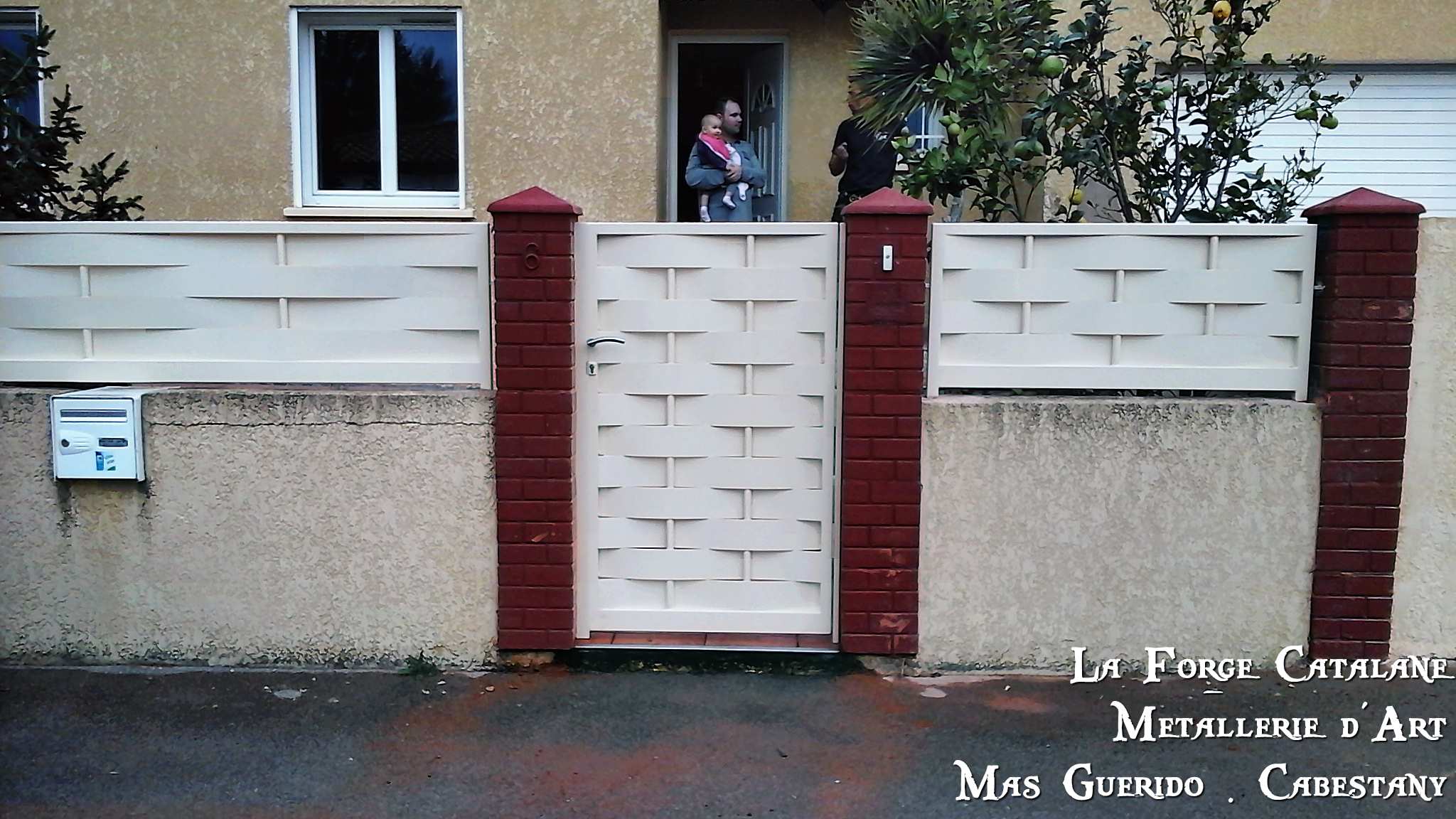 Portillon vannerie avec tubes intercalaires forge catalane.jpg